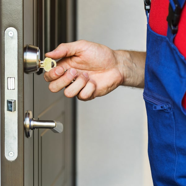 en nuestra cerrajería residencial realizamos evaluaciones de seguridad en hogares para identificar posibles vulnerabilidades